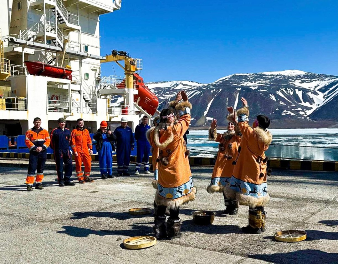 Хотите посмотреть, как встречают первое судно летней навигации на Чукотке? Это целая церемония!