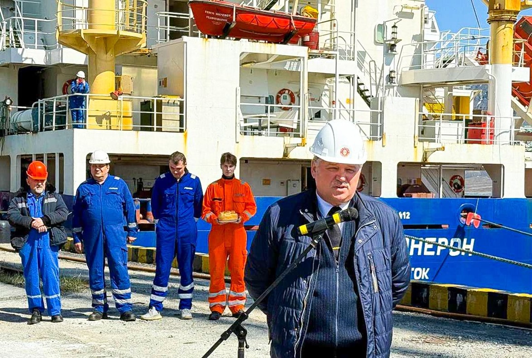 Хотите посмотреть, как встречают первое судно летней навигации на Чукотке? Это целая церемония!