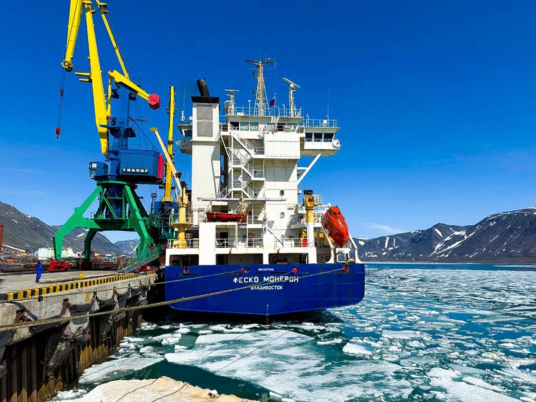 Хотите посмотреть, как встречают первое судно летней навигации на Чукотке? Это целая церемония!