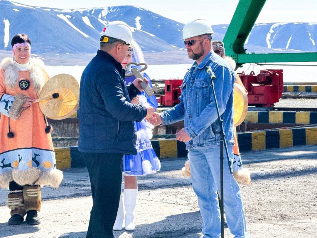 Хотите посмотреть, как встречают первое судно летней навигации на Чукотке? Это целая церемония!