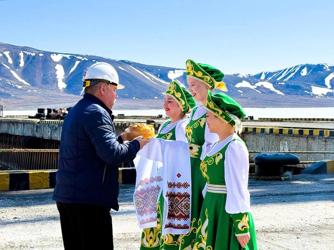 Хотите посмотреть, как встречают первое судно летней навигации на Чукотке? Это целая церемония!