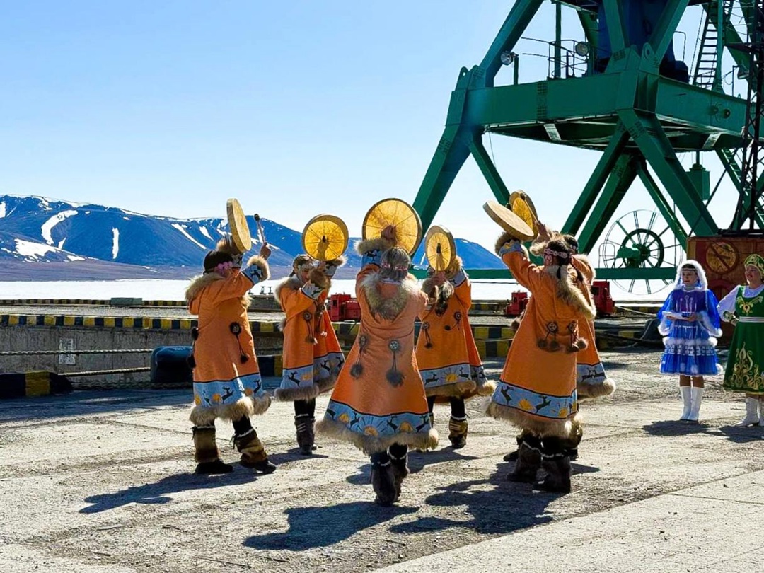 Хотите посмотреть, как встречают первое судно летней навигации на Чукотке? Это целая церемония!