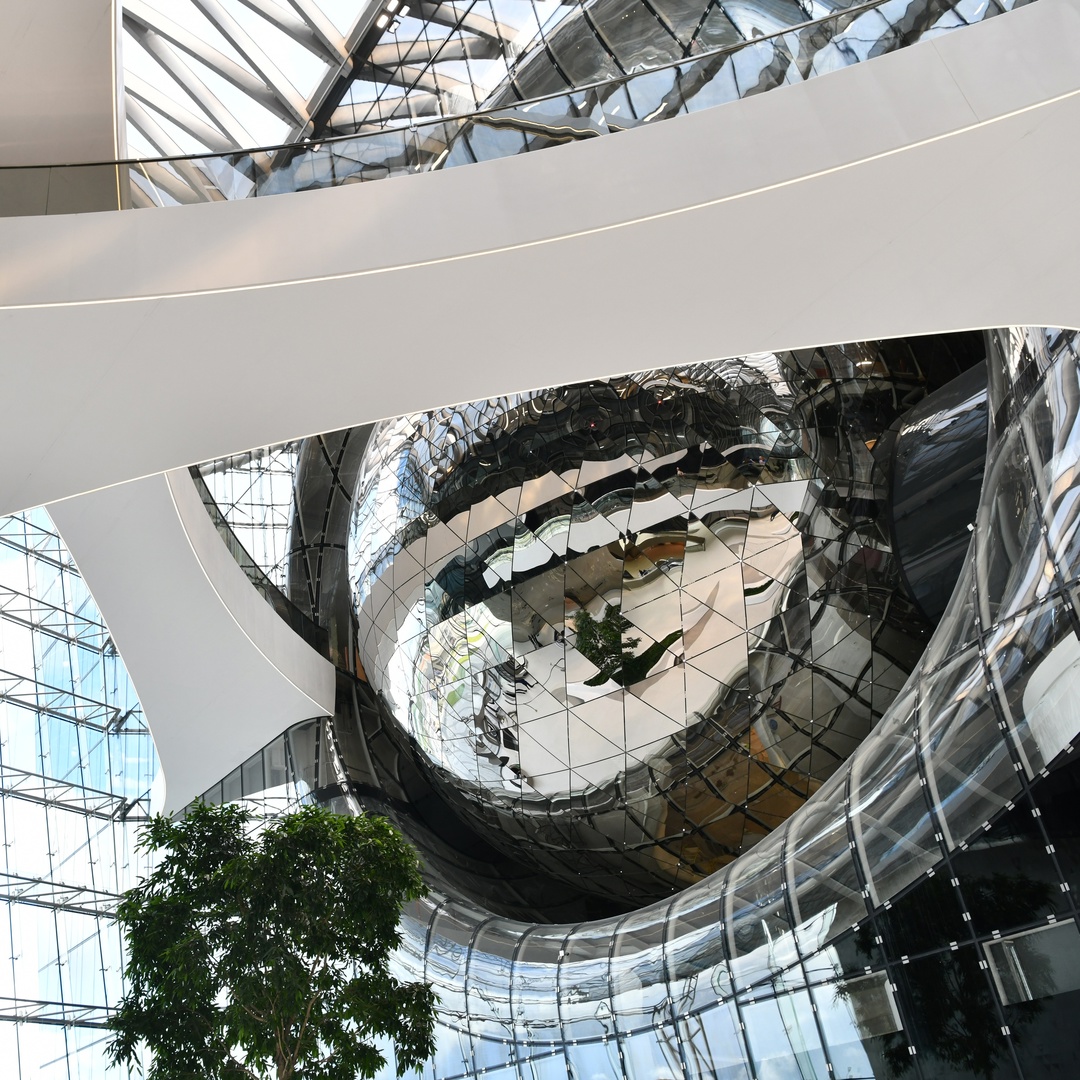 Побывать в Лахта Центре и погрузиться в современное искусство.