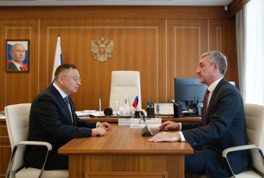 Министр строительства и ЖКХ РФ Ирек Файзуллин провел рабочую встречу с губернатором Амурской области Василием Орловым