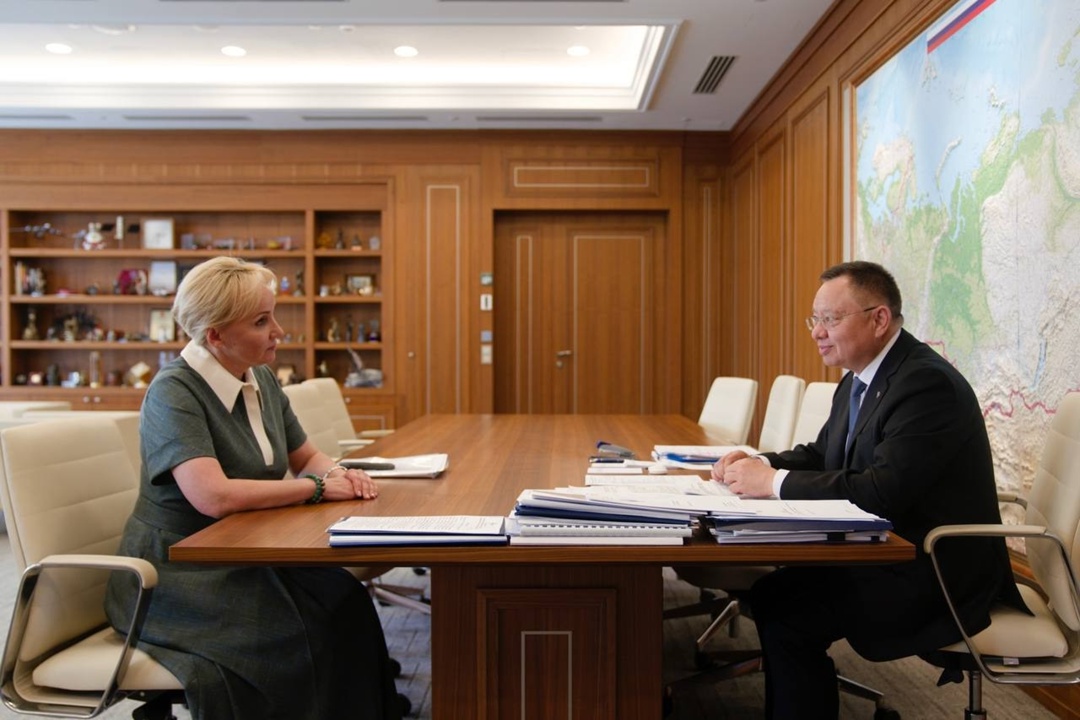 Министр строительства и ЖКХ РФ Ирек Файзуллин провел рабочую встречу с врио губернатора Еврейской автономной области Марией Костюк