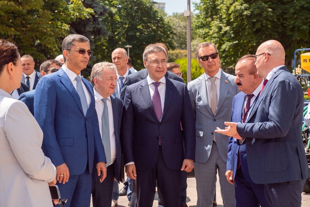 Валерий Фальков ознакомился с импортозамещающими сельхозразработками Донского государственного технического университета