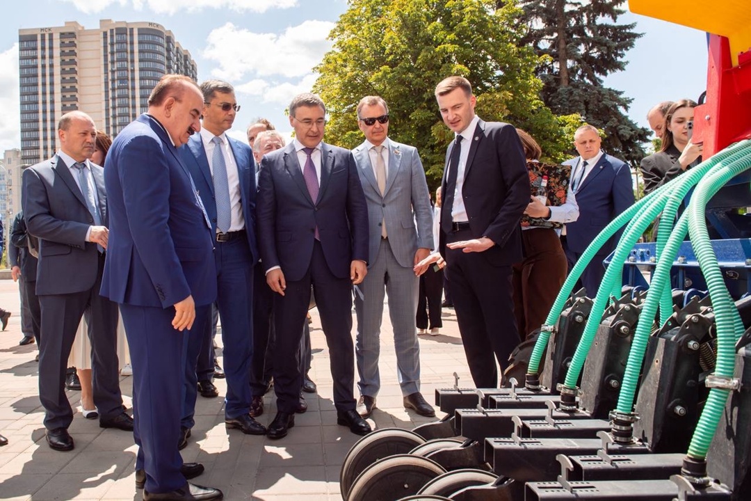 Валерий Фальков ознакомился с импортозамещающими сельхозразработками Донского государственного технического университета