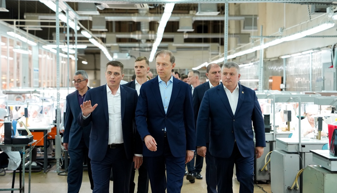 Первый вице-премьер Денис Мантуров в рамках рабочей поездки в Новгородскую область ознакомился с деятельностью промышленных предприятий региона