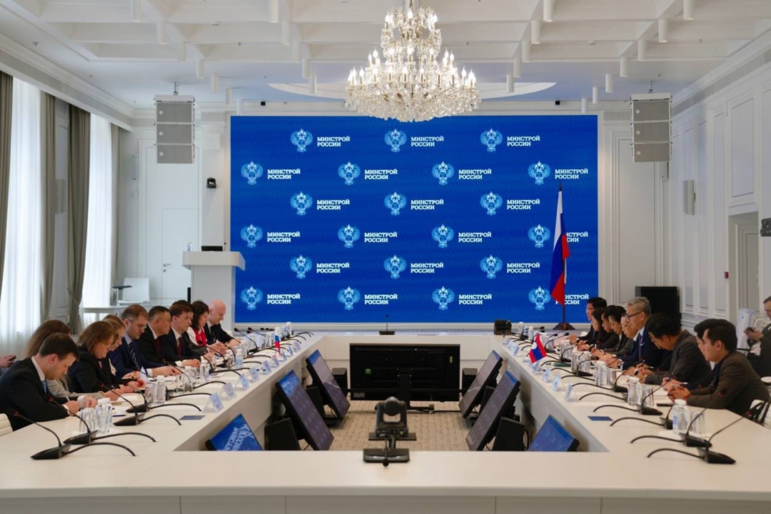 Министр строительства и ЖКХ РФ Ирек Файзуллин и Министр иностранных дел Лаосской Народно-Демократической Республики Тхонгсаван Фомвихан провели рабочую встречу