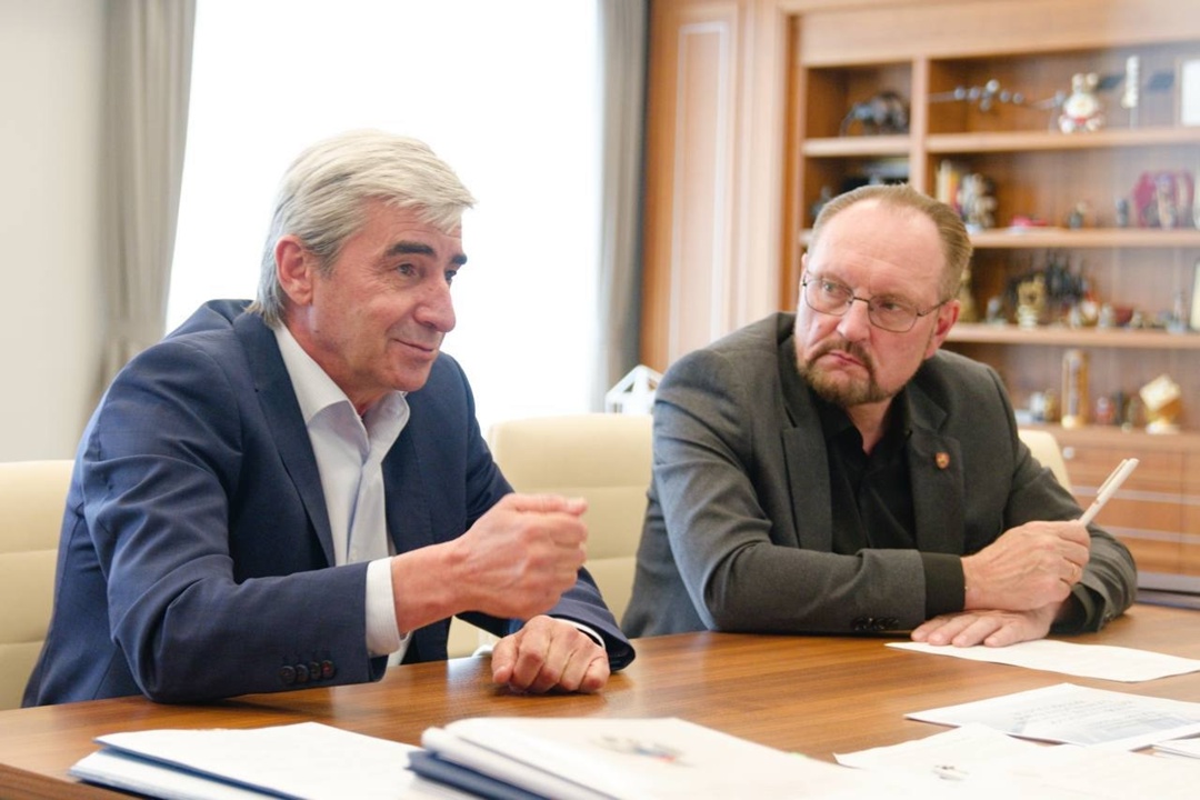 Министр строительства и ЖКХ РФ Ирек Файзуллин провел совещание по вопросам взаимодействия с Ростехнадзором и Главгосэкспертизой