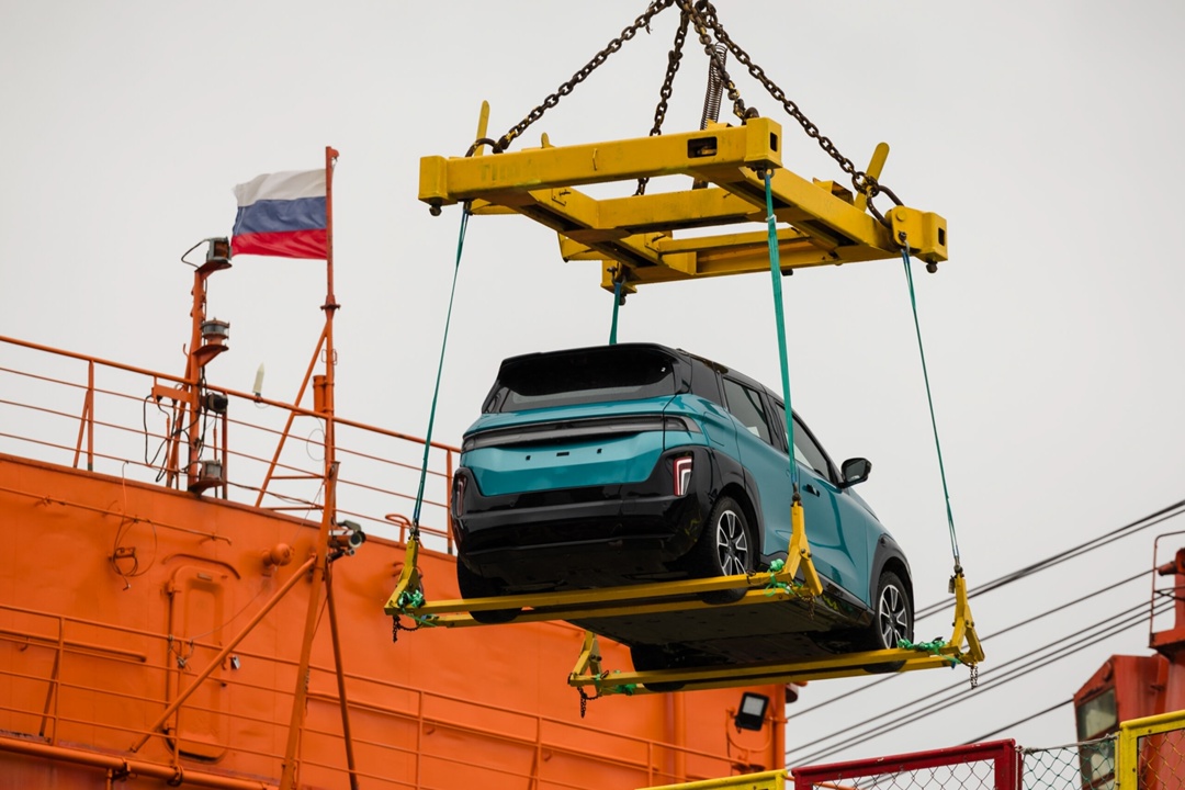 Электромобиль «Атом» погружён на атомный ледокол «50 лет Победы». Из мурманского порта стартует его экспедиция в Арктику.