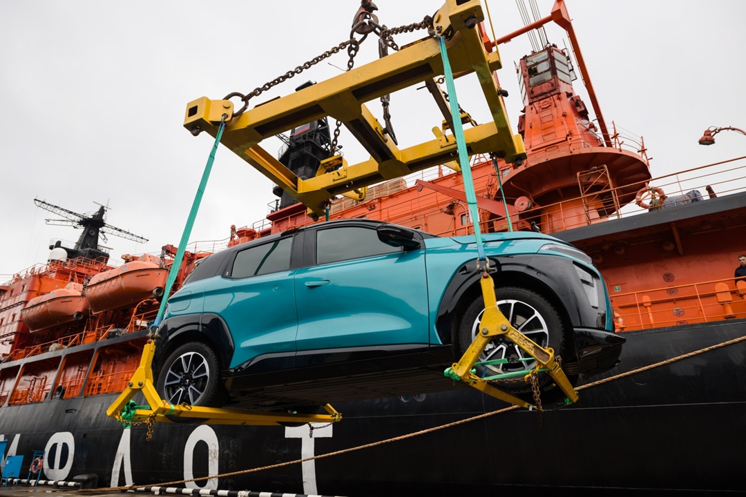 Электромобиль «Атом» погружён на атомный ледокол «50 лет Победы». Из мурманского порта стартует его экспедиция в Арктику.