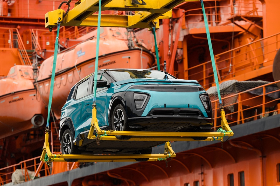 Электромобиль «Атом» погружён на атомный ледокол «50 лет Победы». Из мурманского порта стартует его экспедиция в Арктику.