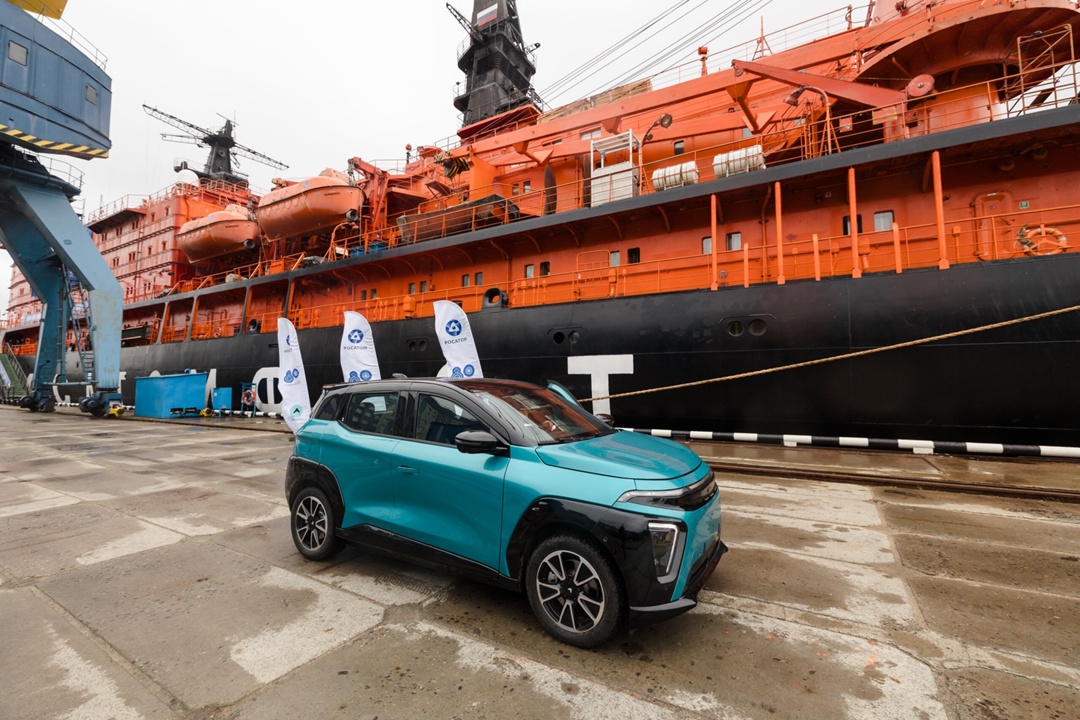 Электромобиль «Атом» погружён на атомный ледокол «50 лет Победы». Из мурманского порта стартует его экспедиция в Арктику.