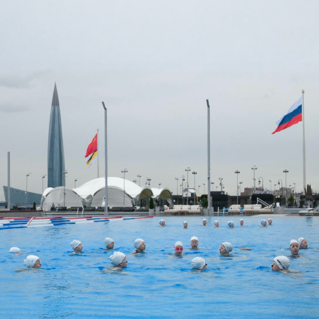 «Газпром» открыл в Санкт-Петербурге уникальный всепогодный бассейн. Рядом со стадионом «Газпром Арена» и с настроением курорта.
