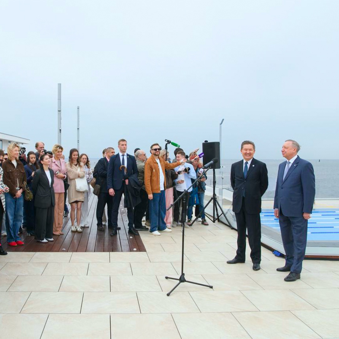 «Газпром» открыл в Санкт-Петербурге уникальный всепогодный бассейн. Рядом со стадионом «Газпром Арена» и с настроением курорта.