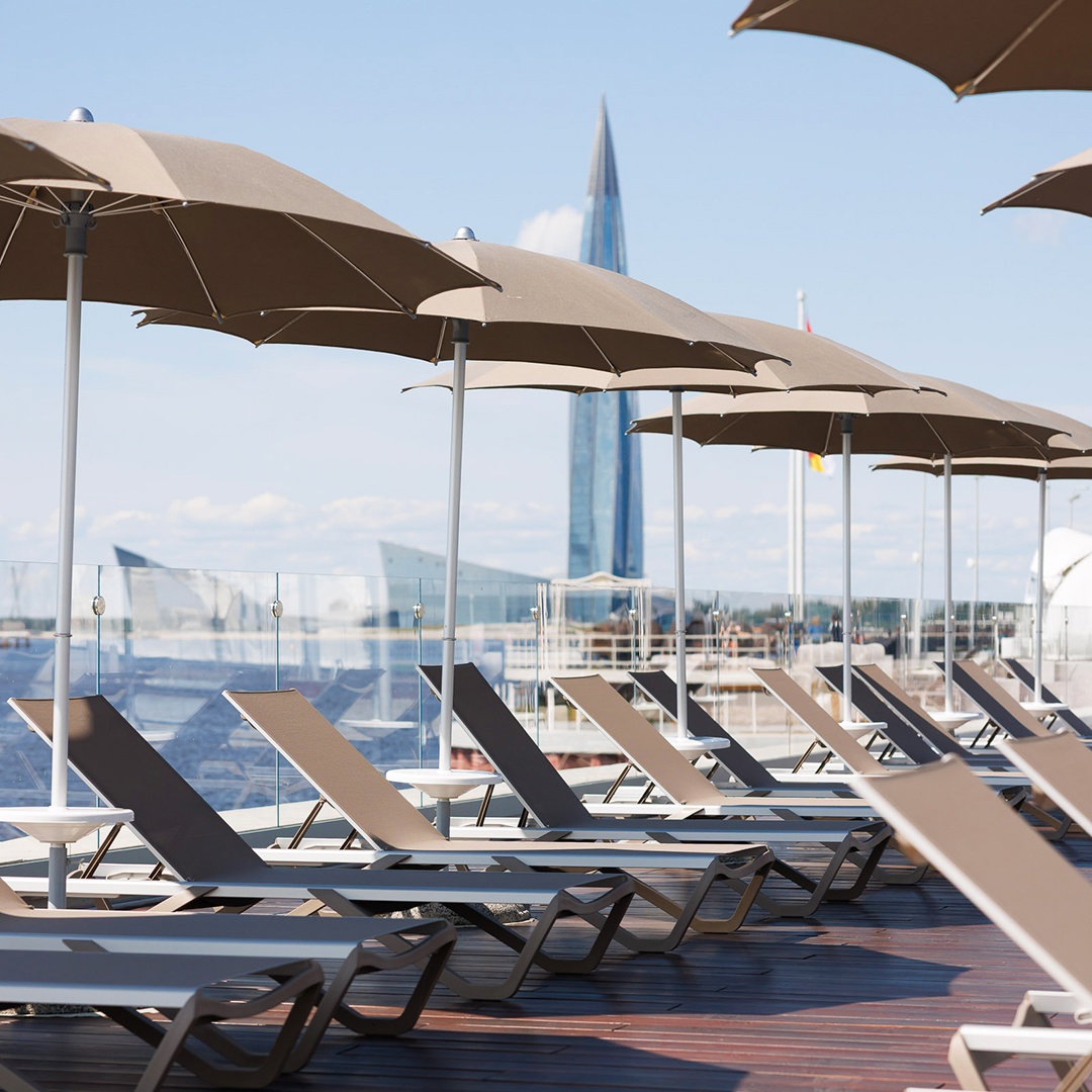 «Газпром» открыл в Санкт-Петербурге уникальный всепогодный бассейн. Рядом со стадионом «Газпром Арена» и с настроением курорта.