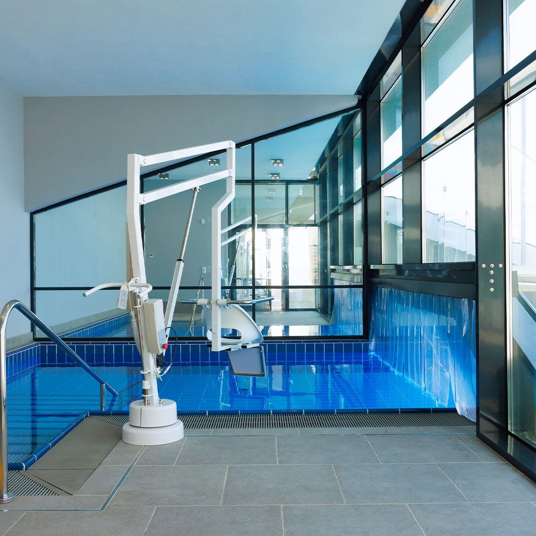 «Газпром» открыл в Санкт-Петербурге уникальный всепогодный бассейн. Рядом со стадионом «Газпром Арена» и с настроением курорта.