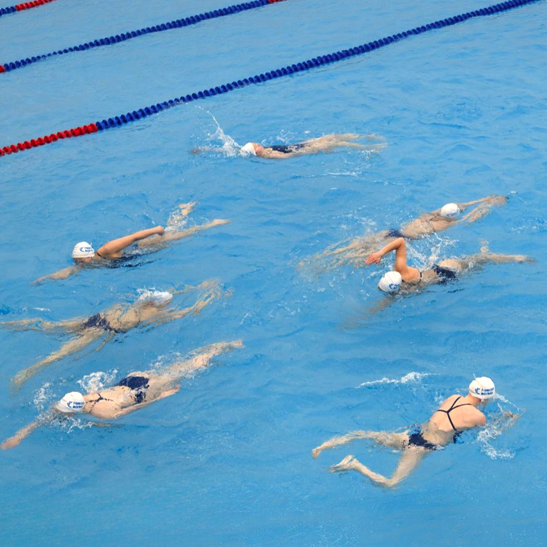 «Газпром» открыл в Санкт-Петербурге уникальный всепогодный бассейн. Рядом со стадионом «Газпром Арена» и с настроением курорта.