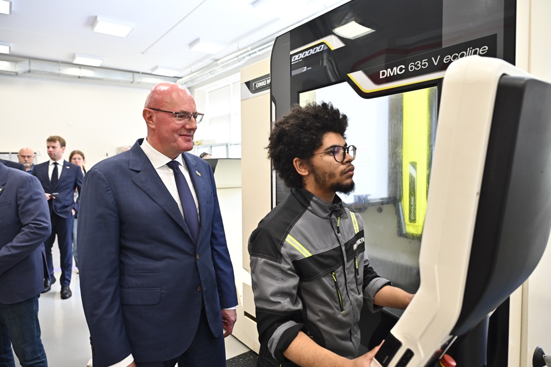 Дмитрий Чернышенко и Дмитрий Махонин поздравили выпускников и вручили студентам дипломы с отличием