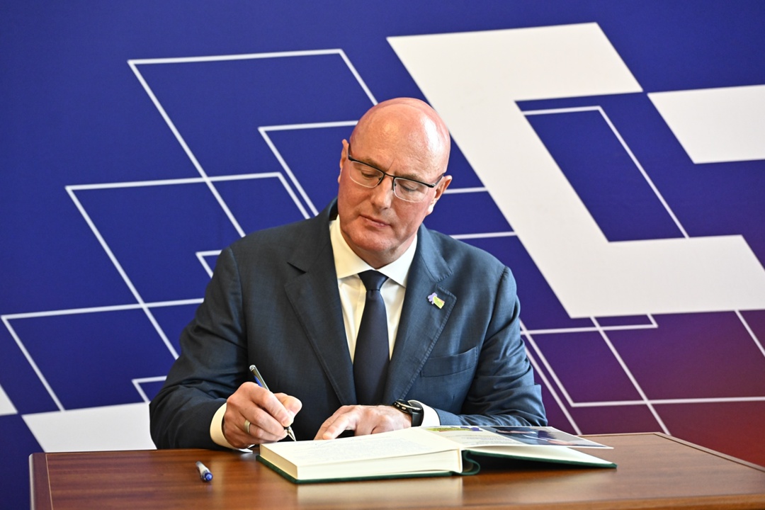 Дмитрий Чернышенко и Дмитрий Махонин поздравили выпускников и вручили студентам дипломы с отличием