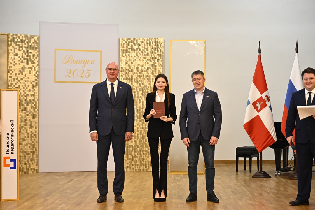 Дмитрий Чернышенко и Дмитрий Махонин поздравили выпускников и вручили студентам дипломы с отличием
