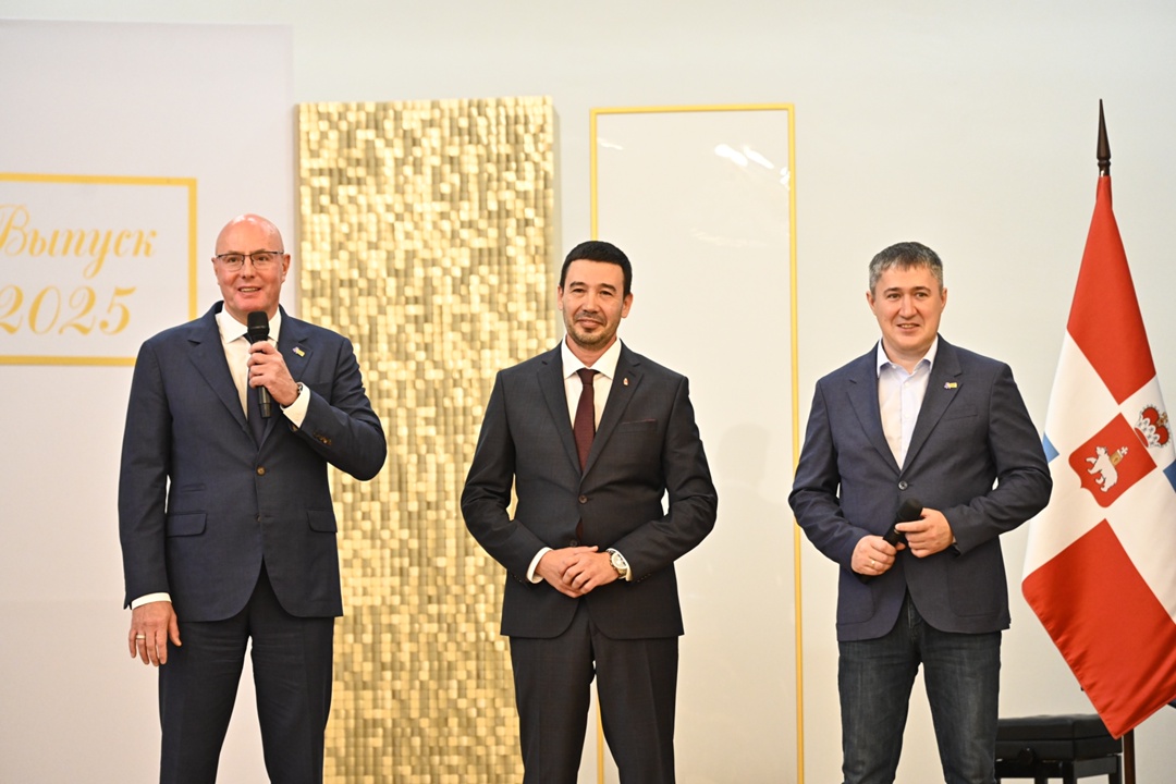 Дмитрий Чернышенко и Дмитрий Махонин поздравили выпускников и вручили студентам дипломы с отличием