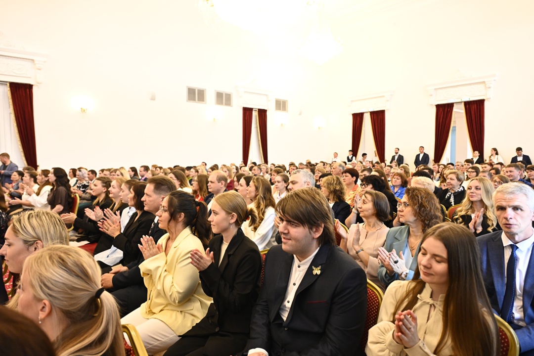 Дмитрий Чернышенко и Дмитрий Махонин поздравили выпускников и вручили студентам дипломы с отличием