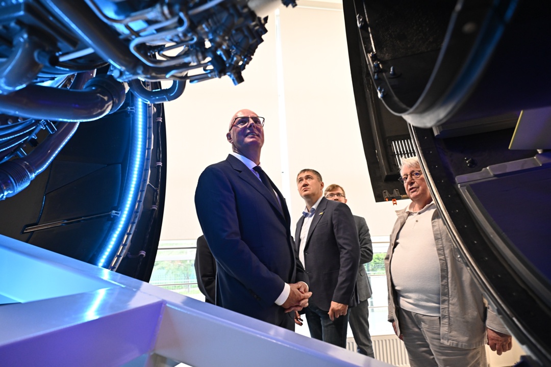 Дмитрий Чернышенко и Дмитрий Махонин поздравили выпускников и вручили студентам дипломы с отличием