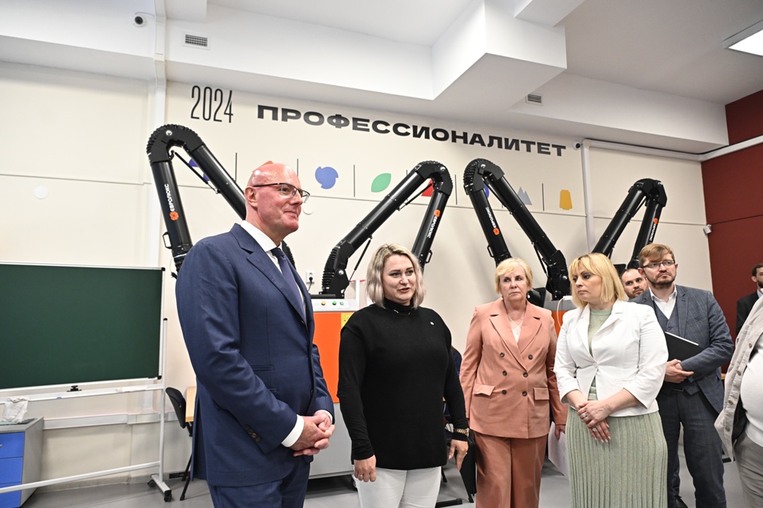 Дмитрий Чернышенко и Дмитрий Махонин поздравили выпускников и вручили студентам дипломы с отличием