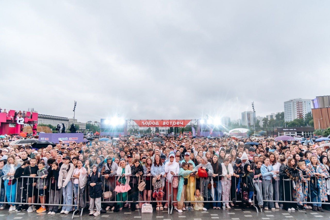 Дмитрий Чернышенко поздравил жителей молодежных столиц и всей России с Днем молодежи