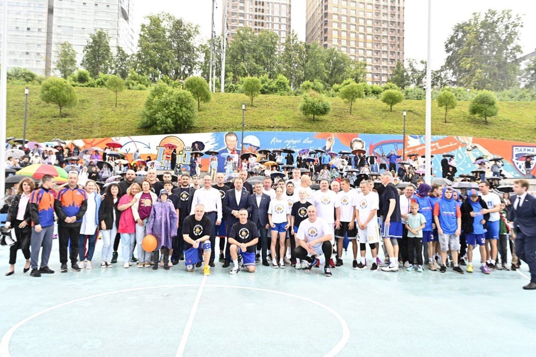 Дмитрий Чернышенко поздравил жителей молодежных столиц и всей России с Днем молодежи