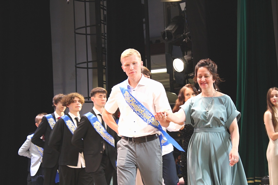 «Прощай, школа!»: более двух десятков учеников «Газпром-класса» получили аттестаты