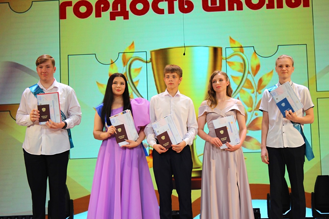 «Прощай, школа!»: более двух десятков учеников «Газпром-класса» получили аттестаты