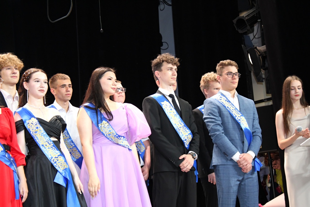 «Прощай, школа!»: более двух десятков учеников «Газпром-класса» получили аттестаты