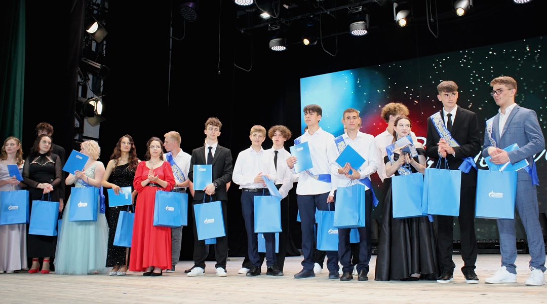 «Прощай, школа!»: более двух десятков учеников «Газпром-класса» получили аттестаты