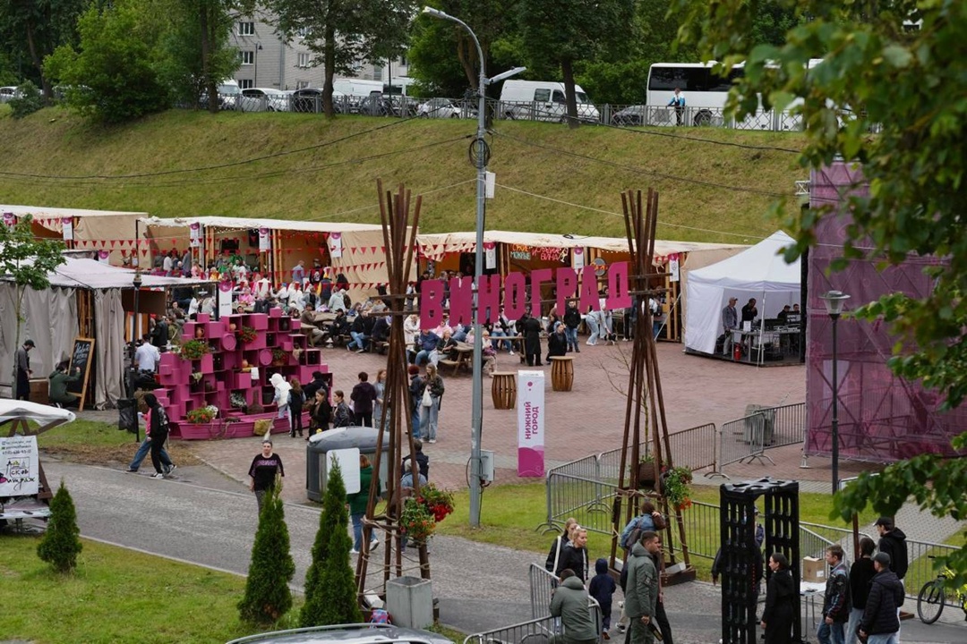 Фестиваль «Виноград» в Пскове Эногастрономический фестиваль «Виноград» объединяет лучшие традиции и новые тренды отечественного виноделия.