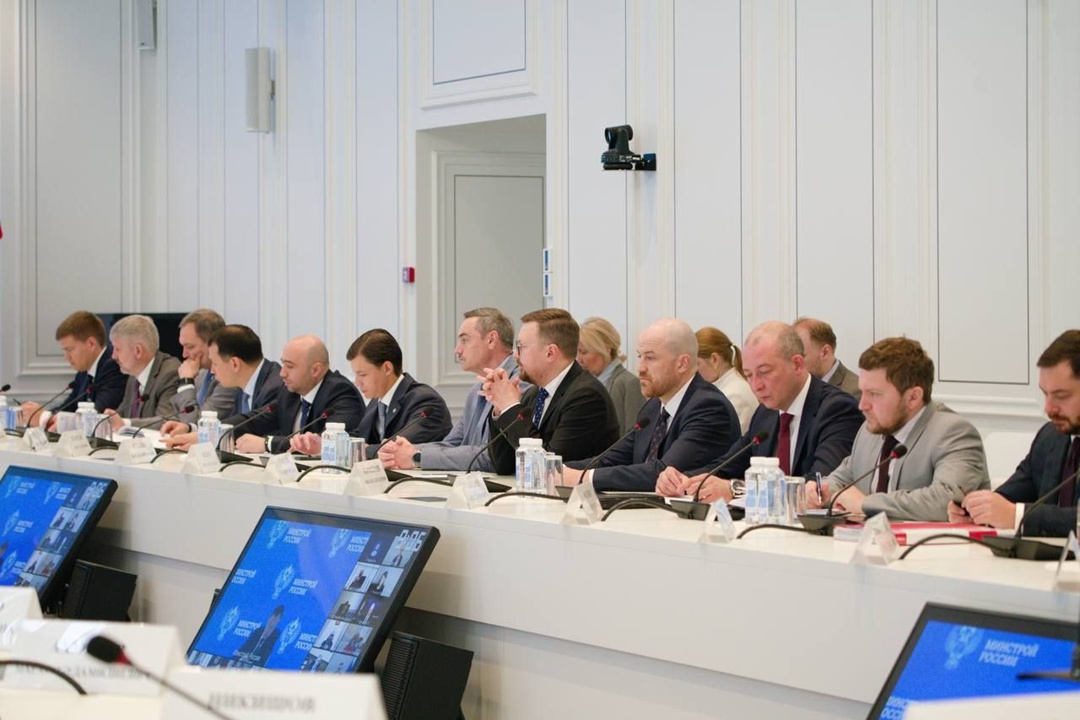 В Минстрое России прошло еженедельное оперативное совещание под председательством Министра строительства и ЖКХ РФ Ирека Файзуллина