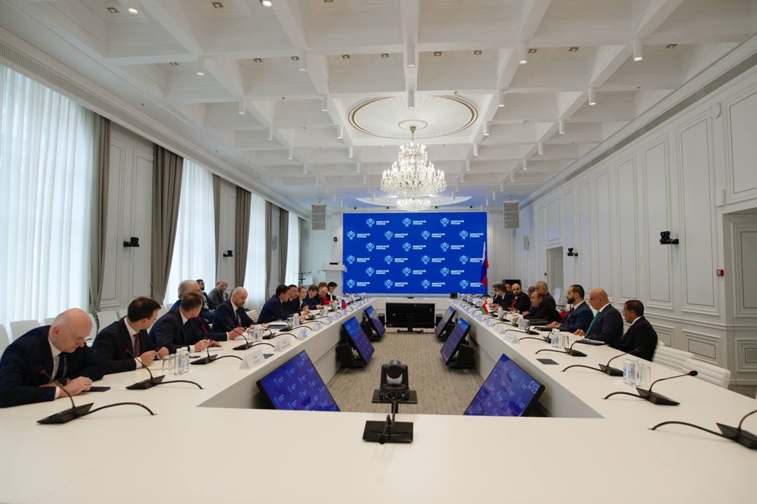 Министр строительства и ЖКХ РФ Ирек Файзуллин и Министр жилищного хозяйства и городского планирования Султаната Оман Хальфан Бен Саид Аль Шуэйли провели…