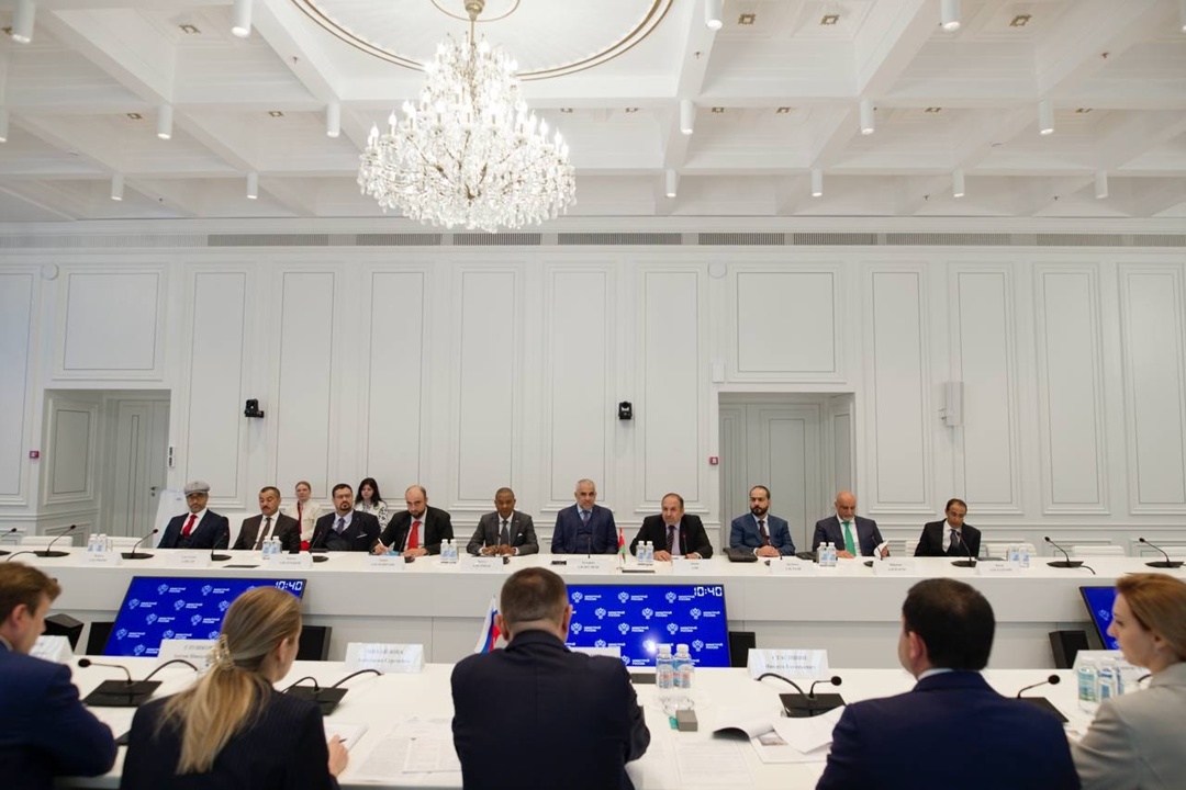 Министр строительства и ЖКХ РФ Ирек Файзуллин и Министр жилищного хозяйства и городского планирования Султаната Оман Хальфан Бен Саид Аль Шуэйли провели…