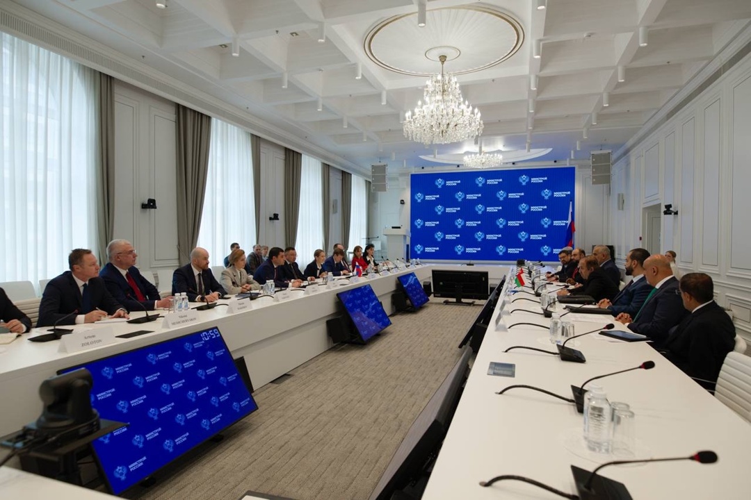 Министр строительства и ЖКХ РФ Ирек Файзуллин и Министр жилищного хозяйства и городского планирования Султаната Оман Хальфан Бен Саид Аль Шуэйли провели…