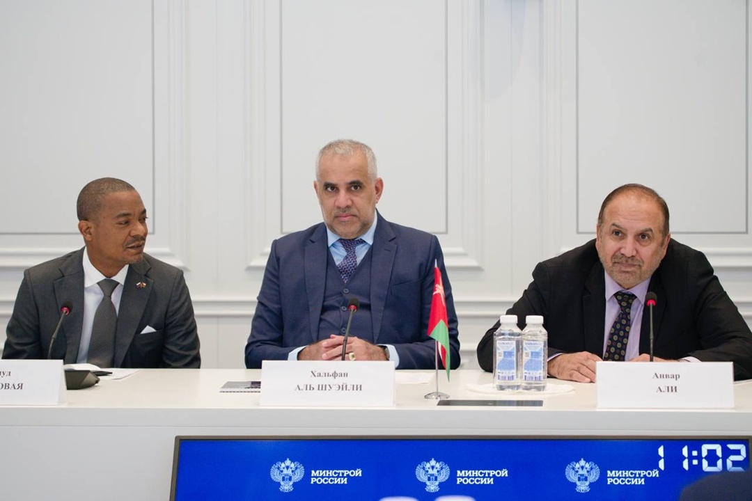 Министр строительства и ЖКХ РФ Ирек Файзуллин и Министр жилищного хозяйства и городского планирования Султаната Оман Хальфан Бен Саид Аль Шуэйли провели…