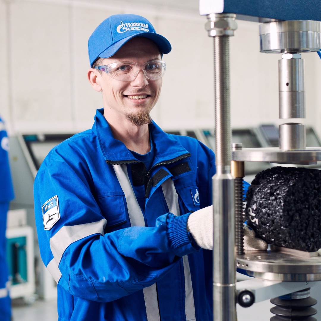 Александр Михайлов с детства увлекался естественными науками, работал учителем химии и биологии, а сегодня создает рецептуры битумных материалов для дорожных…