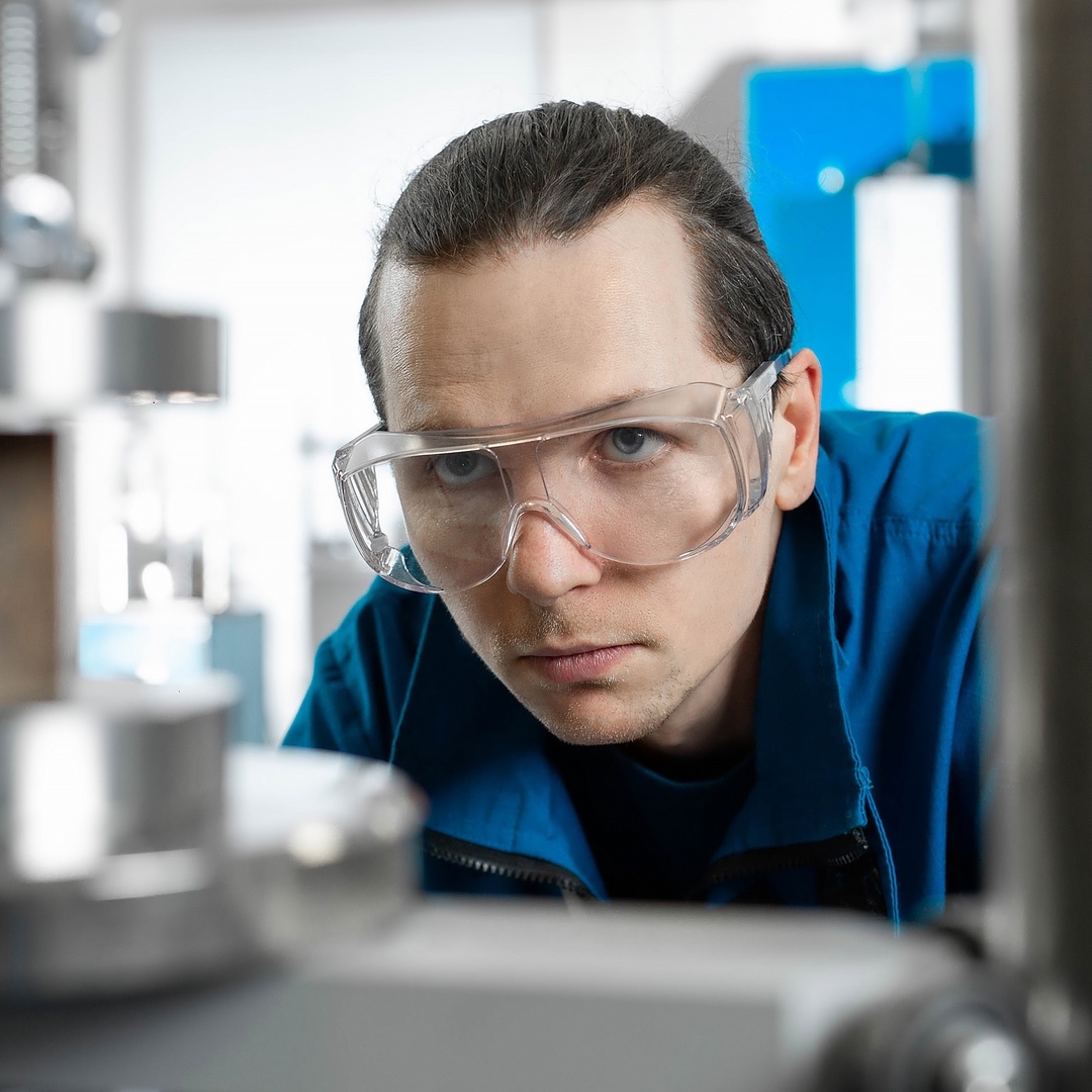 Александр Михайлов с детства увлекался естественными науками, работал учителем химии и биологии, а сегодня создает рецептуры битумных материалов для дорожных…