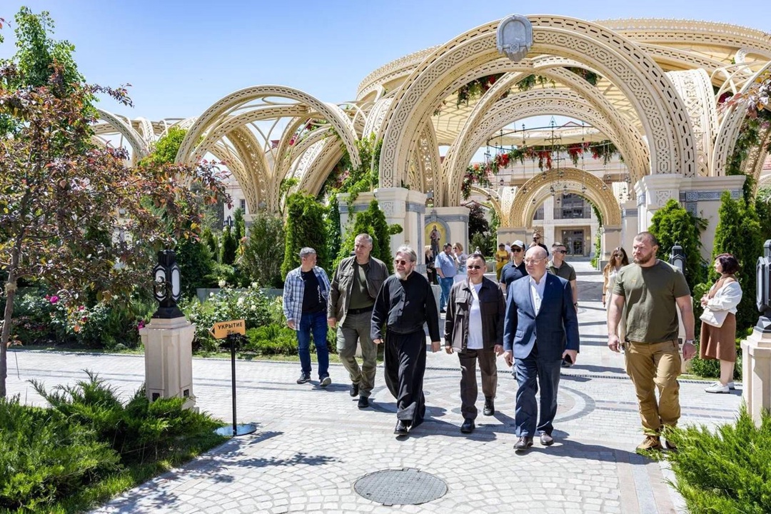 Министр строительства и ЖКХ РФ Ирек Файзуллин провел рабочую встречу с митрополитом Симферопольским и Крымским Тихоном