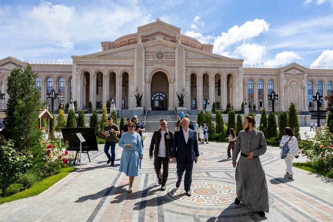 Министр строительства и ЖКХ РФ Ирек Файзуллин провел рабочую встречу с митрополитом Симферопольским и Крымским Тихоном