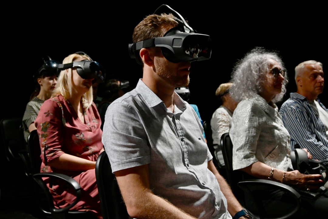 Заполярный театр драмы показал спектакль с VR-технологиями