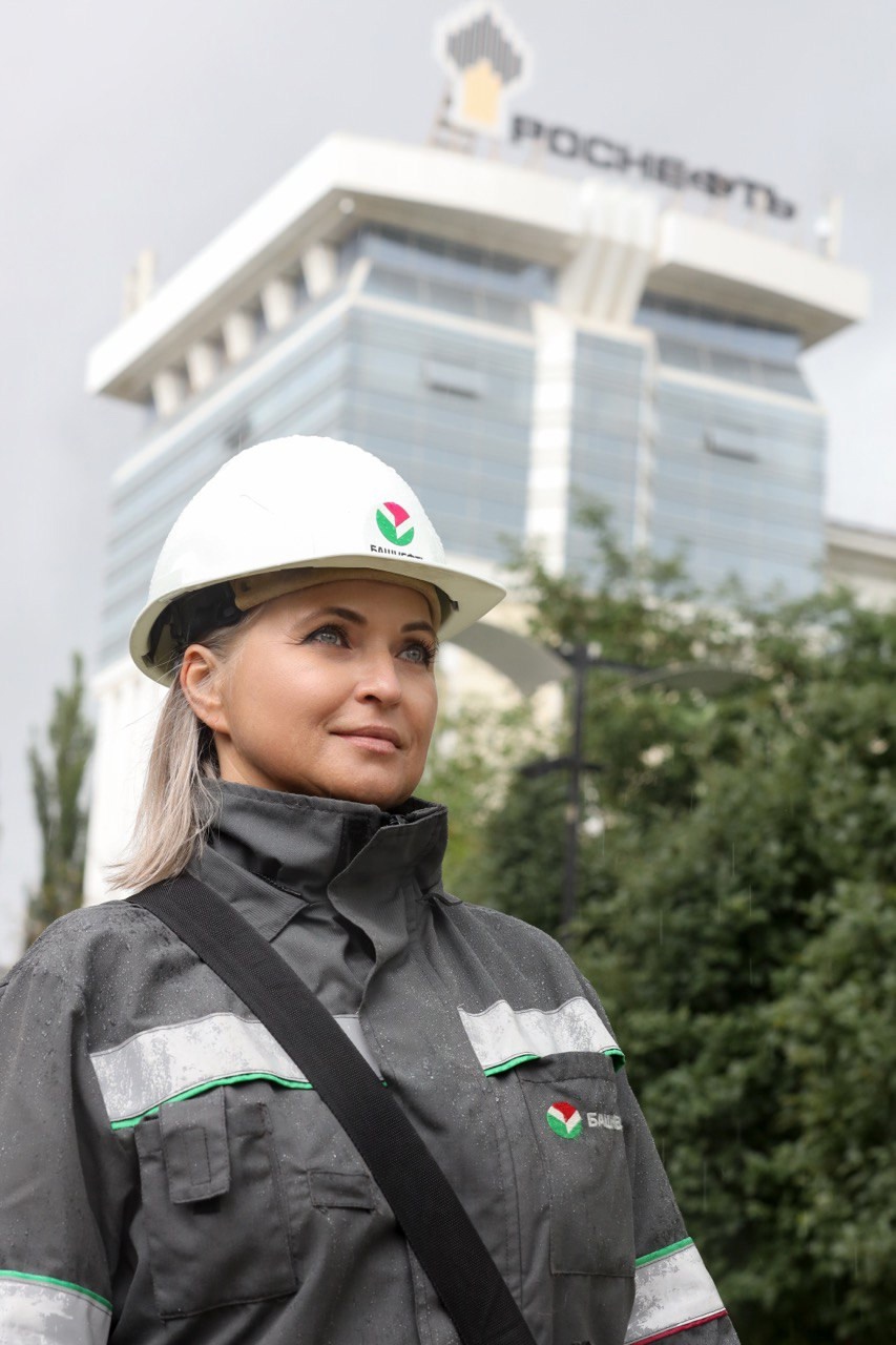 Герой на высоте Наша коллега Людмила Грачева из «Башнефть-Новойл» спасла 72-летнего пассажира на борту самолета Уфа — Санкт-Петербург