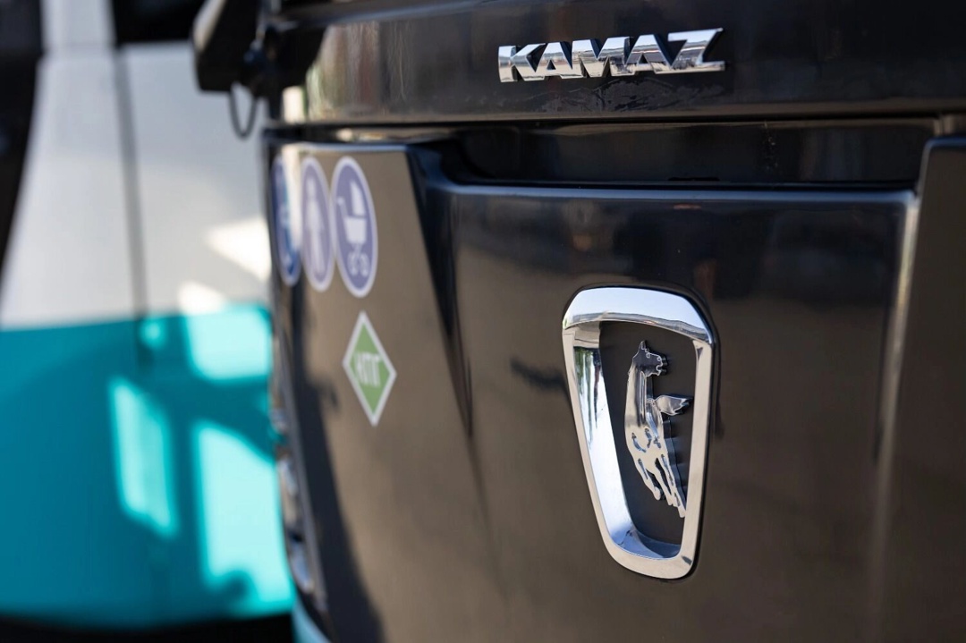 Если вы увидели у себя в ленте стройный ряд новеньких НЕФАЗов, значит, день точно прошел не зря!