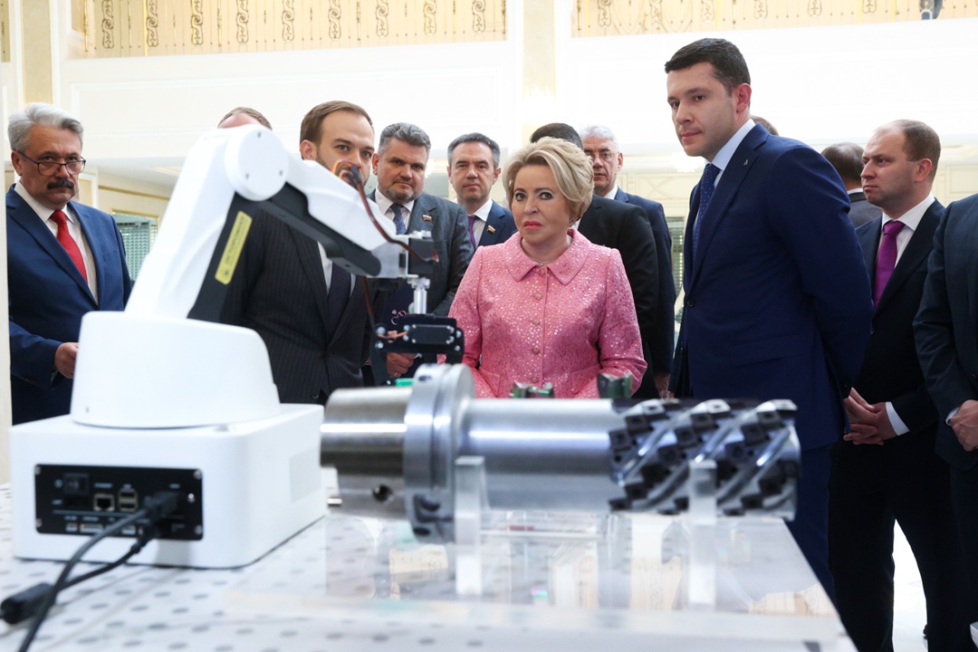 Председатель Совета Федерации Валентина Матвиенко и Министр промышленности и торговли РФ Антон Алиханов ознакомились с выставкой, посвященной передовым…